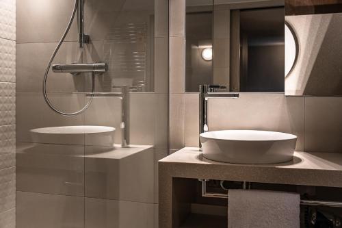 a bathroom with two sinks and a shower at Thalazur Carnac in Carnac
