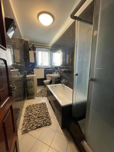 a bathroom with a sink and a toilet and a shower at POKOJE i APARTAMENTY LIMONKA do plaży 900m STOCZNIOWCÓW 13 in Gdynia