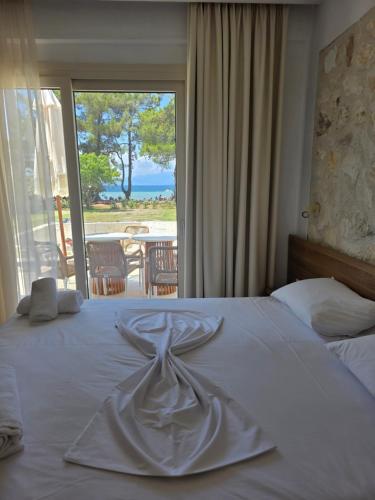 Gallery image of FOFO Platana Beachfront Villa in Skala Rachoniou