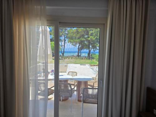 Gallery image of FOFO Platana Beachfront Villa in Skala Rachoniou