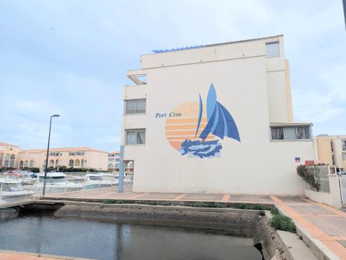 Φωτογραφία από το άλμπουμ του Studio cabine Coté Marina, terrasse et clim, plage à pied στο Σετ