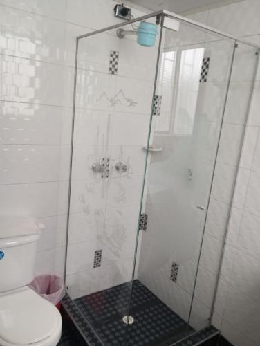 Ванная комната в Habitación con baño privado cerca al aeropuerto