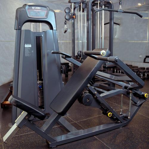 a gym with a bench and a machine at 泊悦国际大酒店 BoYue Hotel in Addis Ababa Bole International Airport