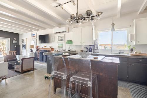 Popular Homestead! Location, Stargaze, Views!にあるキッチンまたは簡易キッチン