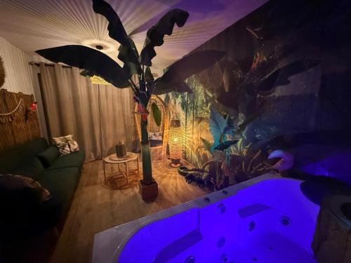 Ένα ή περισσότερα κρεβάτια σε δωμάτιο στο Lodge de la Jungle avec Spa
