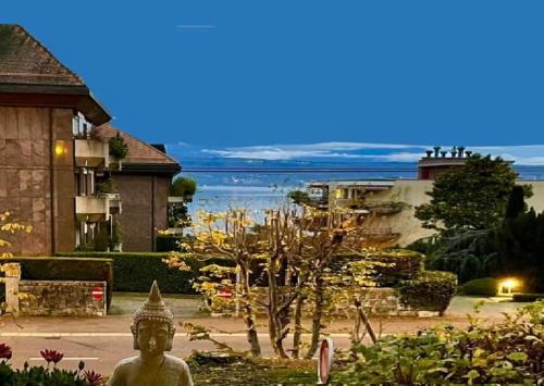 Zahrada ubytování PULLY LAUSANNE sunny apartment on lakeside street and direct bus to Lausanne train station