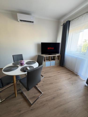 Μια τηλεόραση ή/και κέντρο ψυχαγωγίας στο AZUR Apartments Alsóörs