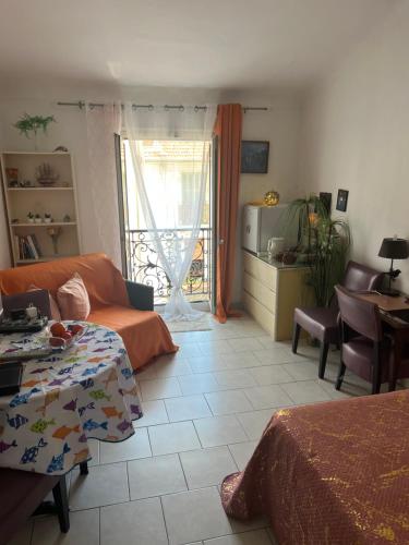 Private room near the port old town