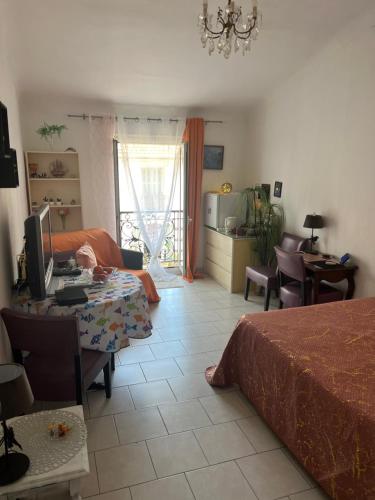 Private room near the port old town