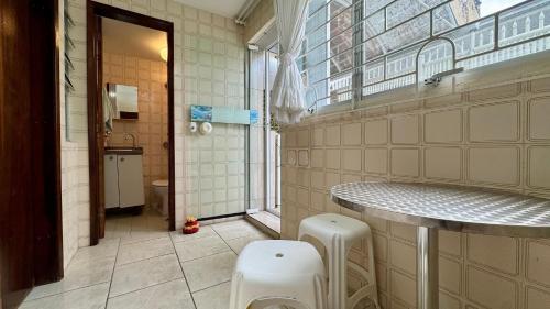 a bathroom with a sink and a toilet in it at Fragata Beach House - A duas quadras do Mar in Guaratuba