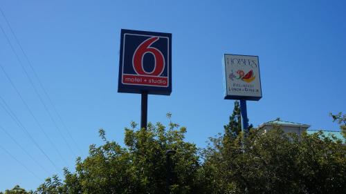 Certificato, attestato, insegna o altro documento esposto da Motel 6-Belmont, CA - San Francisco - Redwood City