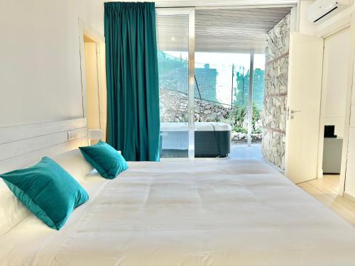Isola Bella Infinity Suitesにあるベッド