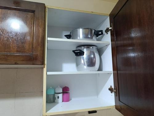 una dispensa con scaffali con pentole e padelle di familial simple pratique ad Agadir
