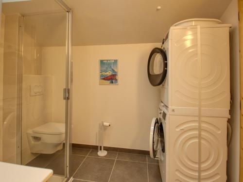 une salle de bain avec toilettes et douche en verre dans l'établissement Bel appartement neuf 8 pers près du village avec Wifi et garage - FR-1-642-100, à Samoëns