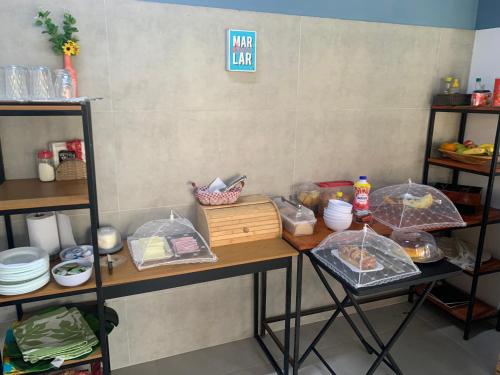 Makanan di atau berdekatan rumah tamu ini