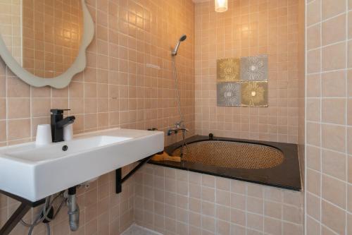 a bathroom with a sink and a tub at 日日藍旅市區民宿 in Hualien City