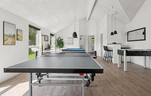 Instalaciones para jugar ping pong en Amazing Home In Sydals With Sauna o alrededores