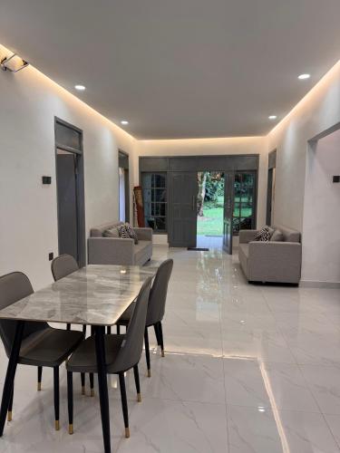 a dining room with a table and chairs at Villa TUWAIQ 1 فيلا طويق بونشاك in Sampal 2