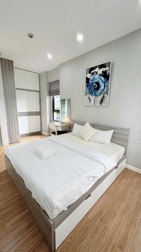 a bedroom with a large white bed in a room at Masteri An Phu - Condo 1-2BR Apartment with Pool GYM D2 in Ho Chi Minh City