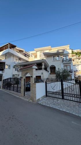 Το κτήριο όπου στεγάζεται  το δωμάτιο σε οικογενειακή κατοικία