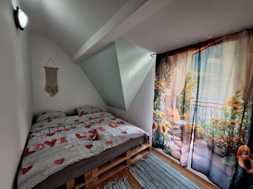 a small bedroom with a bed and a window at Casa Delia in Balta
