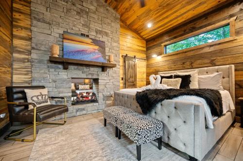 Un lugar para sentarse en 1BR Romantic Cabin in Broken Bow, Hot Tub, Fire Pit, Fireplace, Cozy Stay