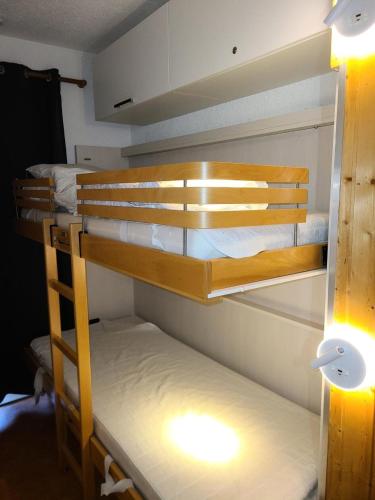 quelques lits superposés dans une chambre dans l'établissement Studio 4 pers. quartier de l'Eclose - maeva Home - Studio 4 Personnes - Confort MAE-7057, à L'Alpe-d'Huez