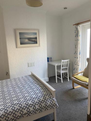 Postel nebo postele na pokoji v ubytování BARBIE HOUSE & BALLET & MAKE UP SCHOOL , On Ground Floor a 2 Bedroom Garden Apartment with Private Car Space , Opposite Paignton Pier , 2 Double Beds , 2 Single beds Kitchen & Air Fryer , Reception to Help you