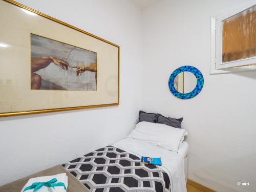 a bedroom with a bed and a picture on the wall at Specciu Cozy Apartment in Vernazza