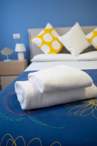 a bed with two white towels on top of it at Suite delle Maree in Chioggia
