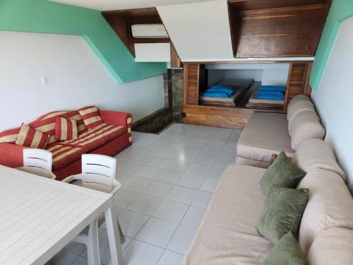 a living room with a couch and a bed at TUCACAS VISTA Y SALIDA AL MAR Apto TIPO ESTUDIO DUPLEX SIN HABITACIÓN INDEPENDIENTE in Tucacas