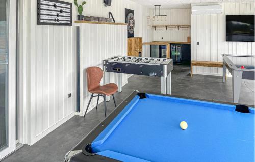 Τραπέζι μπιλιάρδου στο Stunning Home In Spøttrup With Sauna