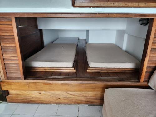 two beds in a cabinet in a room at TUCACAS VISTA Y SALIDA AL MAR Apto TIPO ESTUDIO DUPLEX SIN HABITACIÓN INDEPENDIENTE in Tucacas