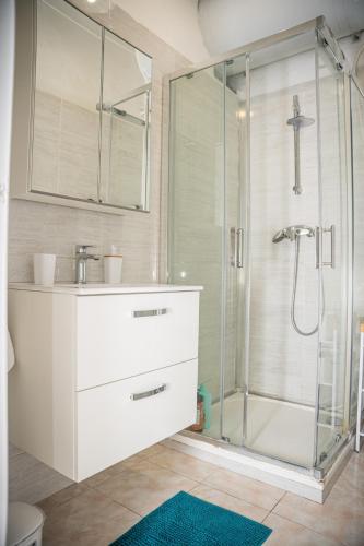 une salle de bain avec un lavabo et une douche dans l'établissement Charmant 4 pièces - Cour privative - Port de Nice, à Nice