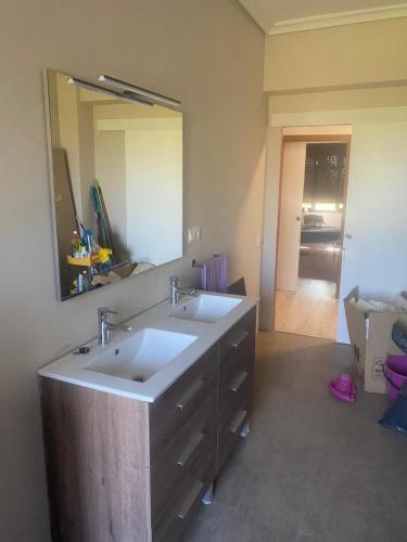 a bathroom with two sinks and a large mirror at VISTA BELLA - Logroño in Logroño