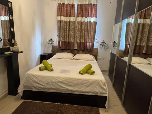Ein Bett oder Betten in einem Zimmer der Unterkunft Stylish Sea view Apartment Feels Like Home, Just Steps from the Beach