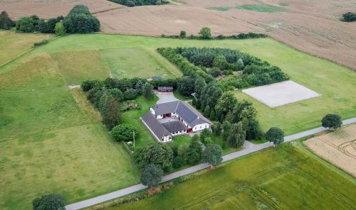 Gallery image of B&B Bauernhofferien auf Møn, Schäferwagen " DARK SKY" in Askeby