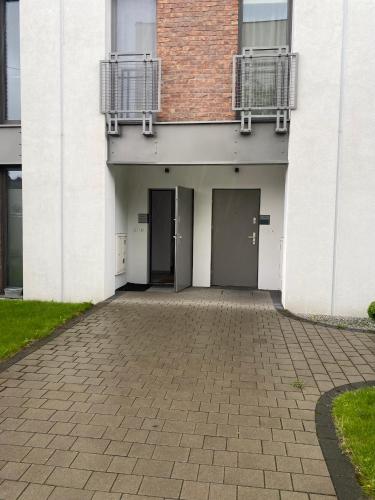 an empty parking lot in front of a building at Apartament Zoom 42 in Bydgoszcz