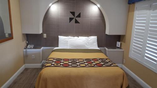 Ένα ή περισσότερα κρεβάτια σε δωμάτιο στο Reedley Inn