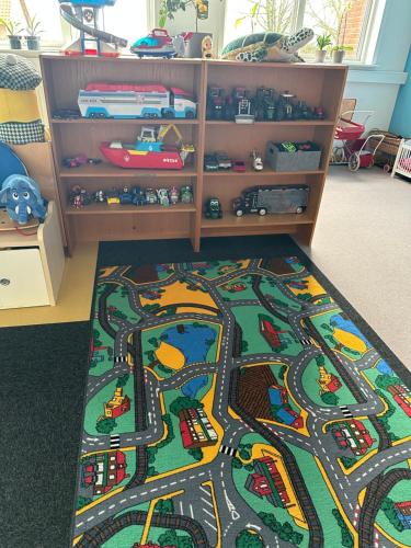 a toy train track rug on a book shelf at Børnenes in Spottrup
