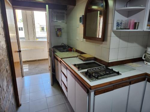 a kitchen with a stove and a sink in it at TUCACAS VISTA Y SALIDA AL MAR Apto TIPO ESTUDIO DUPLEX SIN HABITACIÓN INDEPENDIENTE in Tucacas