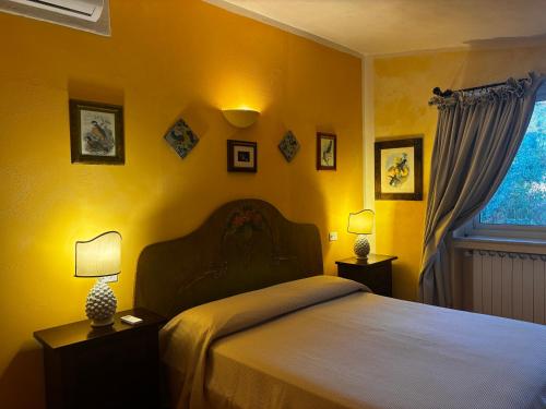 1 dormitorio con 1 cama grande y paredes amarillas en Ciuci's Manor, en Aragona