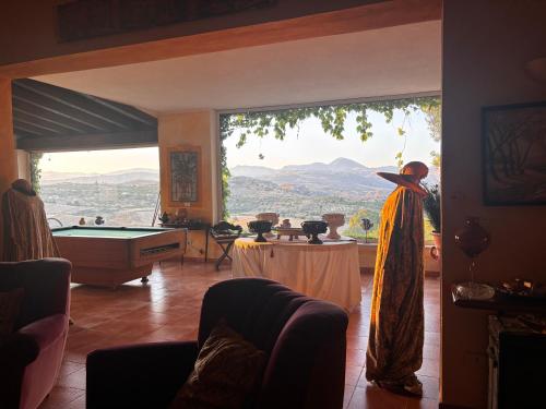 sala de estar con mesa de billar y ventana grande en Ciuci's Manor, en Aragona