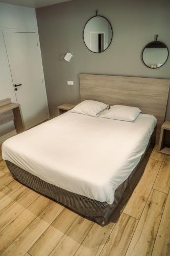 Ένα ή περισσότερα κρεβάτια σε δωμάτιο στο LOGIS -Hotel & Restaurant de la Place