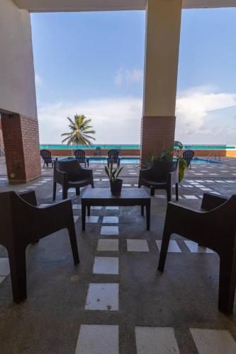 a group of chairs and tables in a building at TUCACAS VISTA Y SALIDA AL MAR Apto TIPO ESTUDIO DUPLEX SIN HABITACIÓN INDEPENDIENTE in Tucacas
