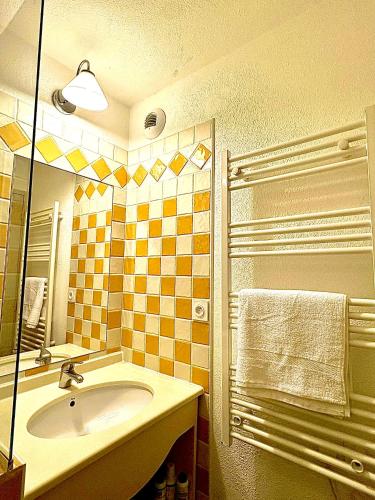 une salle de bain avec un lavabo et un miroir dans l'établissement Superbe appartement, à Cannes