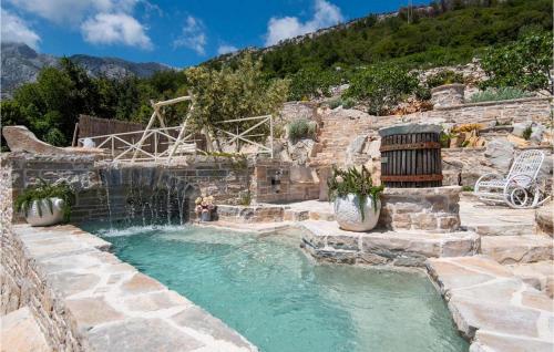 Nespecifikovaný výhled na hory nebo výhled na hory při pohledu z prázdninového domu