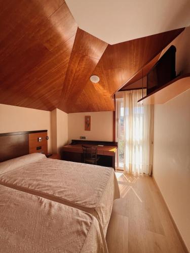 a bedroom with a large bed and a desk at Doade in Hio