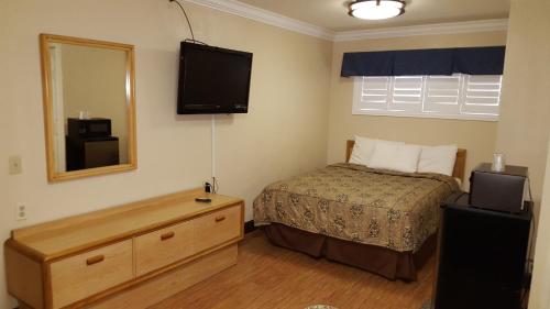 Ένα ή περισσότερα κρεβάτια σε δωμάτιο στο Reedley Inn