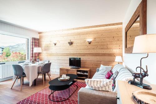 un salon avec un canapé et une table dans l'établissement Chamois Blanc - Ideal for families, à Megève